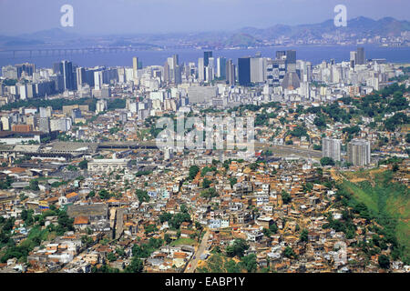 Rio de Janeiro, Brasile. Favela Dona Marta; bordi della baraccopoli con Sambadrome, downtown area e Niteroi Bridge. Foto Stock