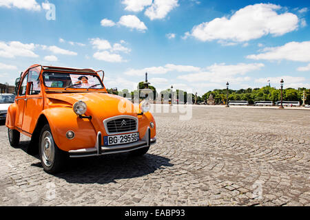 Vecchia Citroen 2CV parcheggiato a Place de la Concorde, Paris, Francia. Foto Stock