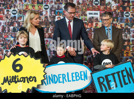 Berlino, Germania. Xi Nov, 2014. Il Ministro tedesco per lo sviluppo Gerd Mueller (C), l'attrice Maria Furtwaengler (2.f.l), la salute dei bambini ambasciatore per l organizzazione e il co-responsabile del Bill and Melinda Gates Foundation, Bill Gates (R) pongono con segni che leggere 'salvataggio la vita di 6 milioni di bambini' nel corso di una conferenza stampa a Berlino, Germania, 11 novembre 2014. In precedenza essi hanno discusso i problemi attuali di salute globale e la prossima conferenza Geber con il vaccino di GAVI Alliance a Berlino nel gennaio 2015. Credito: dpa picture alliance/Alamy Live News Foto Stock