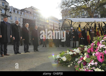 Bruxelles, Belgio. Xi Nov, 2014. Belga di Vice Primo Ministro e Ministro degli Interni Jan Jambon (1L), il Primo ministro belga Charles Michel (2 L) e il ministro degli Esteri Didier REYNDERS (3 L) frequentano il Giorno del Ricordo cerimonia, la commemorazione della I Guerra Mondiale, presso la tomba del Milite Ignoto a Bruxelles, Belgio, nov. 11, 2014. Anche ricordato sono state le vittime della Seconda Guerra Mondiale e delle guerre e dei conflitti dopo il 1945. Credito: Voi Pingfan/Xinhua/Alamy Live News Foto Stock