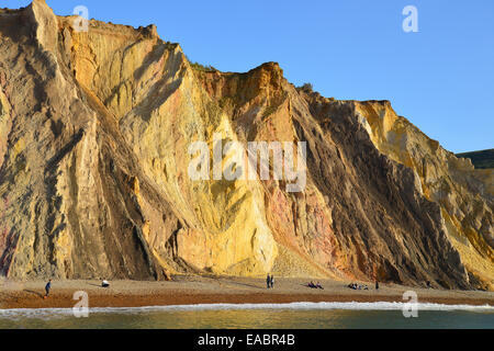 Multi-sabbia colorata cliffs, allume Bay, Isle of Wight, England, Regno Unito Foto Stock