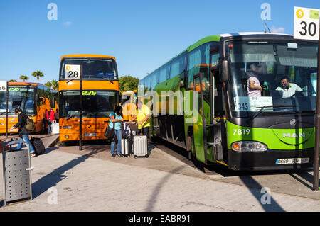 Preparazione di passeggeri a bordo di un autobus all'aeroporto di Tenerife Sur, Isole Canarie, Spagna. Foto Stock