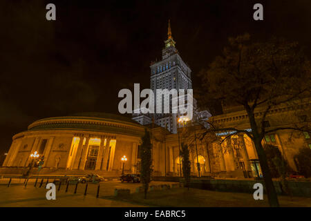 Varsavia, Polonia - 20 Ottobre 2014: palazzo della cultura e della scienza di notte. Varsavia, Polonia Foto Stock