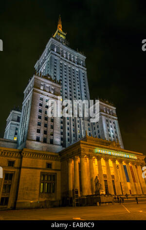 Varsavia, Polonia - 20 Ottobre 2014: palazzo della cultura e della scienza di notte. Varsavia, Polonia Foto Stock