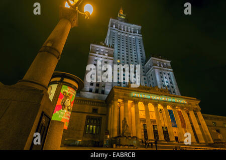 Varsavia, Polonia - 20 Ottobre 2014: palazzo della cultura e della scienza di notte. Varsavia, Polonia Foto Stock