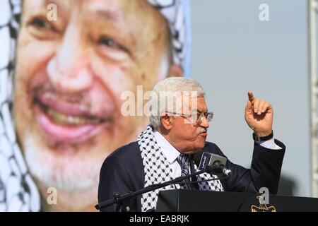 Ramallah. Xi Nov, 2014. Il presidente palestinese Mahmoud Abbas (C) parla durante un rally per celebrare il decimo anniversario della morte del compianto leader palestinese Yasser Arafat in Cisgiordania città di Ramallah il 9 novembre 11, 2014. Credito: Fadi Arouri/Xinhua/Alamy Live News Foto Stock