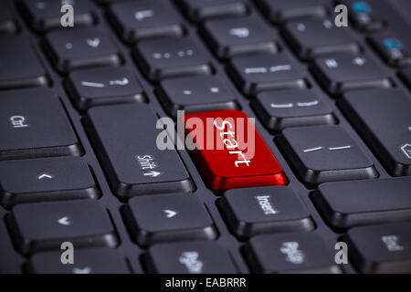 Rosso pulsante di avvio nella tastiera del computer Foto Stock