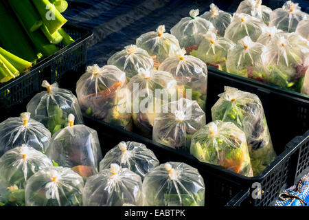 Thailandia Khao Lak sacchetti di plastica con mirepoix al mercato settimanale Foto Stock