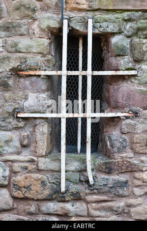 All'interno dell'HMP Lancaster Castle, Lancashire, Regno Unito. Una finestra medievale barrata nella "Torre delle streghe", dove furono imprigionate le cosiddette streghe del Lancashire Foto Stock