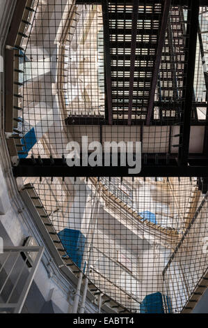 All'interno dell'HMP Lancaster Castle, Lancashire, Regno Unito. Guardare in alto attraverso la rete di sicurezza nell'ala "Felon femmina" Foto Stock