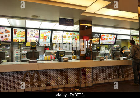 Contatore al ristorante Mcdonald's a Malaga, Spagna. Foto Stock