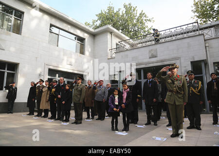 Pechino, Cina. 11 Novembre, 2014. Alti diplomatici e militari in Cina da più di 30 paesi per assistere ad una cerimonia per commemorare la fine della Prima Guerra Mondiale in ambasciata Belga a Pechino, capitale della Cina, nov. 11, 2014. Ogni anno il Nov11, ambasciate dei paesi impegnati nella guerra a turno per tenere la commemorazione per rendere omaggio ai soldati uccisi durante la guerra scoppiata nel luglio del 28,1914 e si è conclusa il 9 novembre11,1918. Credito: Xinhua/Alamy Live News Foto Stock