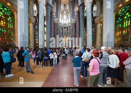 I turisti in gita sighseeing nella Sagrada Familia basilica di Barcellona, in Catalogna, Spagna. Foto Stock