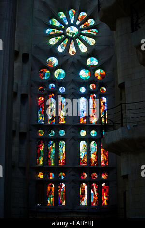 Finestra di vetro colorato nella chiesa della Sagrada Familia a Barcellona, in Catalogna, Spagna. Foto Stock