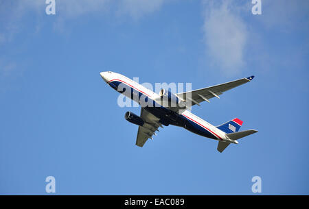 American Airlines Airbus A330-243 decollo dall'aeroporto di Heathrow, Hounslow, Greater London, England, Regno Unito Foto Stock