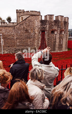 La folla alla finestra di pianto, sangue spazzata di terre e mari di rosso, Torre di Londra. Opera d'arte da Paolo Cummins e Tom Piper. 2014 Foto Stock