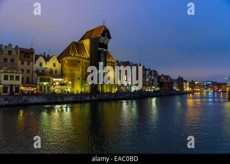 GDANSK, Polonia - 22 ottobre 2014: il fiume con la caratteristica gru di Danzica, Polonia. Foto Stock