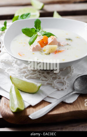 Cremosa zuppa di salmone in stile finlandese Foto Stock