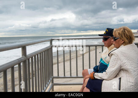 Una coppia in pensione sedersi sul lungomare dal mare in Ocean City, New Jersey, STATI UNITI D'AMERICA Foto Stock