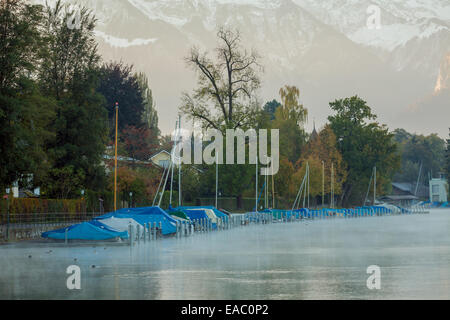 La mattina presto sul fiume Aare in Thun, il cantone di Berna, Svizzera Foto Stock