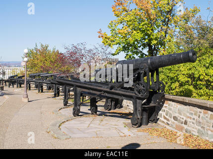 Riga del vecchio cannone britannico montati su carrelli snodabile, parte della batteria di Quebec, Canada. Foto Stock