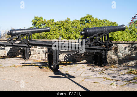 Due vecchio cannone britannico montati su carrelli snodabile, parte della batteria di Quebec, Canada. Foto Stock