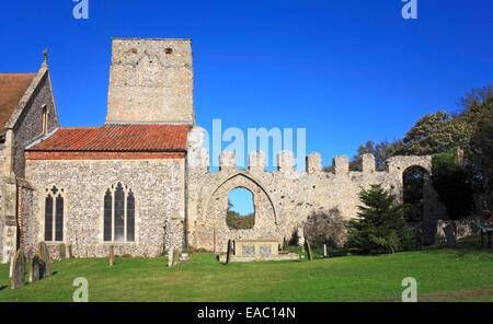 Il coro con le rovine di una precedente torre sassone e Priory presso la chiesa di tutti i santi a Weybourne, Norfolk, Inghilterra, Regno Unito. Foto Stock