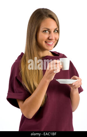 Giovane donna tenendo calda tazza di caffè Foto Stock