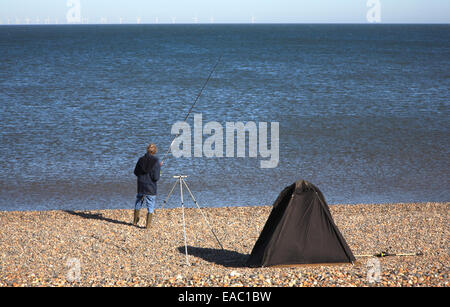 Un pescatore di mare la bobinatura in sulla spiaggia di Weybourne, Norfolk, Inghilterra, Regno Unito; Foto Stock