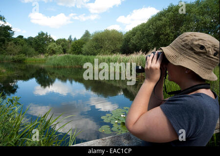 Donna birdwatching Barnes London REGNO UNITO Foto Stock