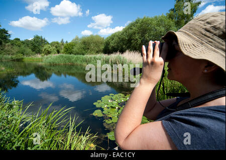 Donna birdwatching Barnes London REGNO UNITO Foto Stock