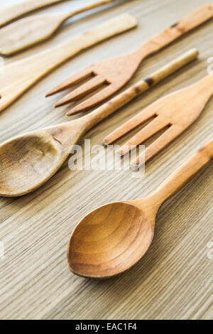 Cucina utensile di legno della scapola, cucchiaio e forchetta sulla tavola  di legno Foto stock - Alamy