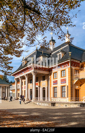 Bergpalais al Castello di Pillnitz vicino a Dresda, Sassonia, Germania in autunno Foto Stock