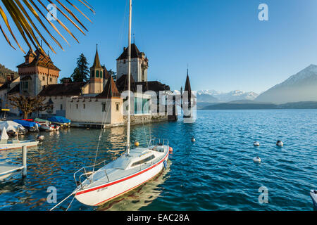 Il castello di Oberhofen sul lago di Thun, il cantone di Berna, Svizzera. Foto Stock