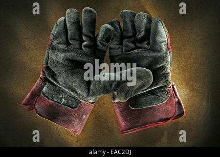 Coppia di ben indossati in pelle Guanti da lavoro. Foto Stock