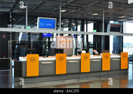 Porta di imbarco presso l'Aeroporto Internazionale di Francoforte il 23 giugno 2014. L'aeroporto di Francoforte è uno dei più trafficati Foto Stock