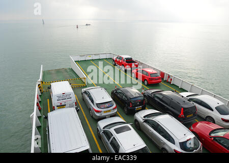 Imbuto Rosso traghetto per auto da Southampton verso est a Cowes, Isle of Wight, England, Regno Unito Foto Stock