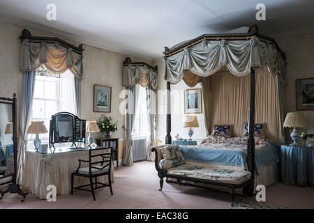 Grandi scolpiti regency letto a baldacchino in camera da letto Foto Stock
