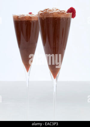 Due cioccolato e champagne cocktail di vacanza con lamponi Foto Stock