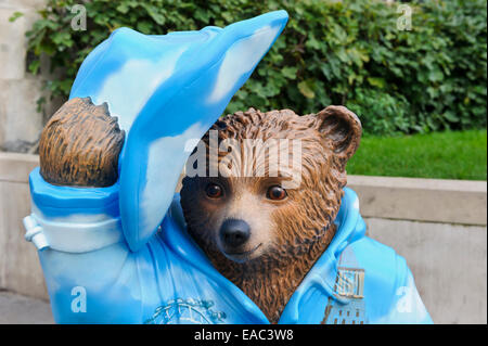 Un modello di strada di Michael Bond fictional del carattere del libro Paddington Bear nella City di Londra, Inghilterra, Regno Unito. Foto Stock