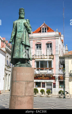 Cascais piazza con una statua in primo piano, Cascais, Portogallo Foto Stock