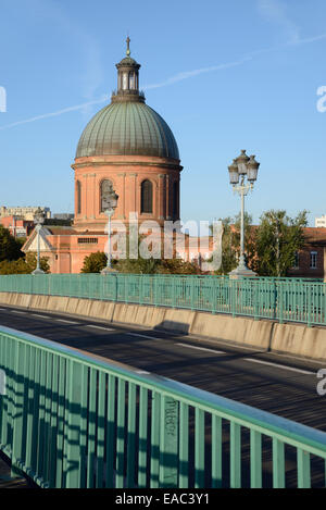 Pont Saint Pierre ponte sopra il fiume Garonne & The Landmark Cupola di San Giuseppe Cappella Toulouse Francia Foto Stock