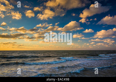 Cielo di tramonto sulle onde nel Golfo del Messico, in Naples, Florida. Foto Stock