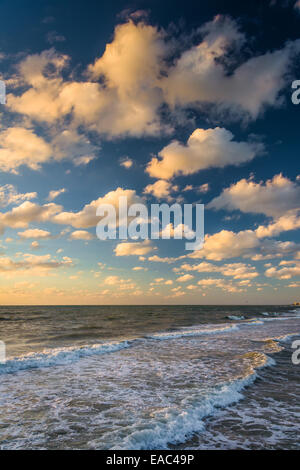 Cielo di tramonto sulle onde nel Golfo del Messico, in Naples, Florida. Foto Stock