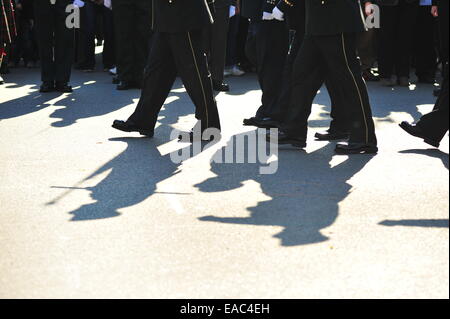 London, Ontario, Canada. 11 Novembre, 2014. Il passato e il presente dei membri della Canadian servizi armati e i membri del pubblico a raccogliere il cenotafio in London, Ontario per osservare il giorno del ricordo. Su questo pubblico su tutto il territorio nazionale per le vacanze europee tenere cerimonie a pagare rispetto ai caduti. Credito: Jonny bianco/Alamy Live News Foto Stock