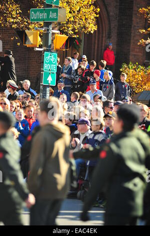 London, Ontario, Canada. 11 Novembre, 2014. Il passato e il presente dei membri della Canadian servizi armati e i membri del pubblico a raccogliere il cenotafio in London, Ontario per osservare il giorno del ricordo. Su questo pubblico su tutto il territorio nazionale per le vacanze europee tenere cerimonie a pagare rispetto ai caduti. Credito: Jonny bianco/Alamy Live News Foto Stock