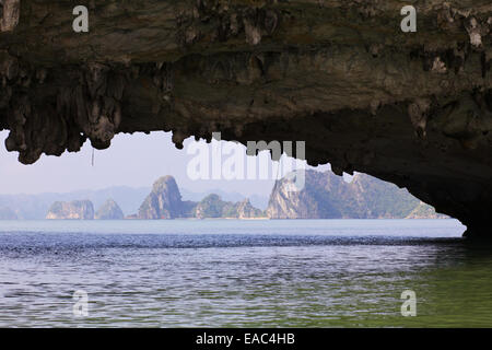 La Baia di Ha Long vista da sotto un arco calcareo Foto Stock