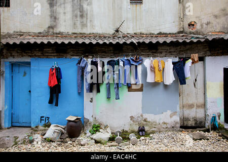 Asciugatura su uno stendibiancheria in strada in Vietnam Foto Stock