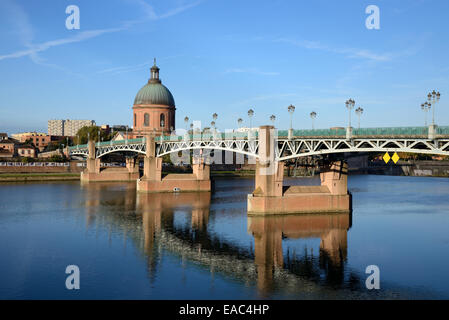 St Pierre Bridge o Pont Saint Pierre & Cupola di San Giuseppe la cappella e il fiume Garonne Toulouse Francia Foto Stock