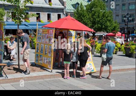 La caricatura chiosco sulla Place Jacques Cartier, la Vecchia Montreal, Canada. Foto Stock